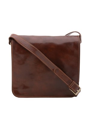 Bruin leren schoudertas met een gladde textuur, verstelbare schouderband en een eenvoudig, rechthoekig ontwerp. Kenmerkt contraststiksel en een gepolijste afwerking.