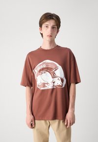 HUGO DIT - Trükipildiga T-särk - medium brown
