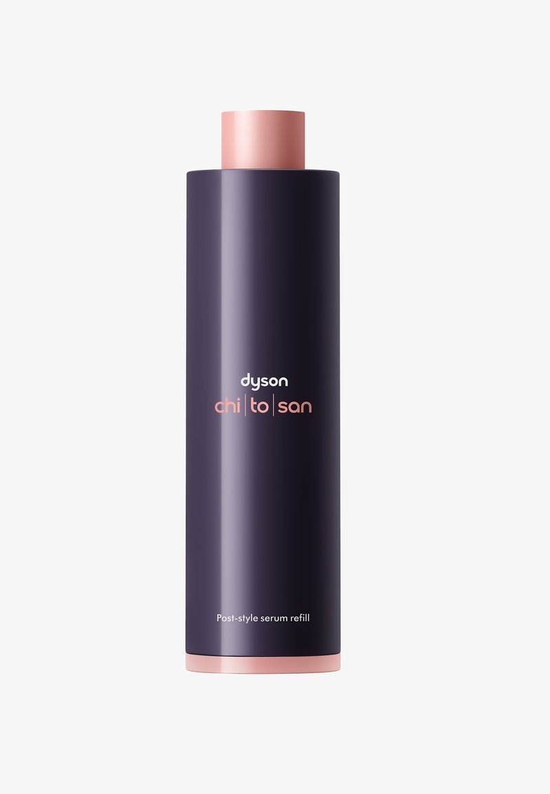 Hoher zylindrischer Behälter mit dunkelviolettem Körper und rosa Verschluss, beschriftet mit "Dyson chi|to|san Nachfüllung für Post-Styling-Serum."