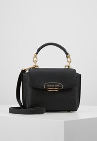 Piccola borsa nera realizzata in materiale testurizzato, con manico superiore, hardware in tonalità oro, chiusura a pattina magnetica e tracolla removibile.