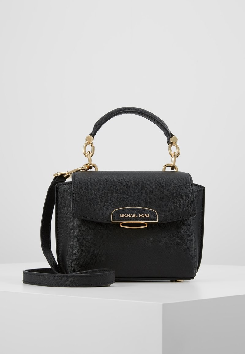 Piccola borsa nera realizzata in materiale testurizzato, con manico superiore, hardware in tonalità oro, chiusura a pattina magnetica e tracolla removibile.