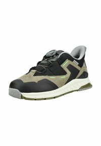 Zapatilla deportiva para hombre con malla negra, superposiciones de ante en color oliva, detalles en costuras neón verde y suela blanca con banda de rodadura oliva, que cuenta con un sistema de cordones con dial.