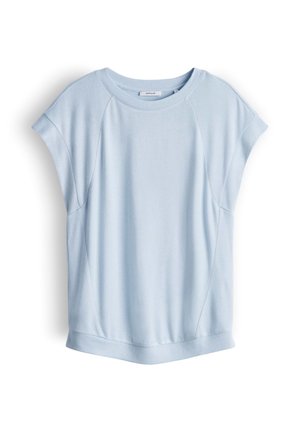 Lichtblauw T-shirt met korte mouwen, ronde hals, raglannaden en een geribde zoom, afgebeeld op een witte achtergrond.