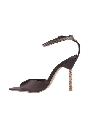 Sandalo in raso nero con tacco alto e punta aperta, cinturino alla caviglia decorato con strass e tacco a stiletto decorativo coperto di strass.