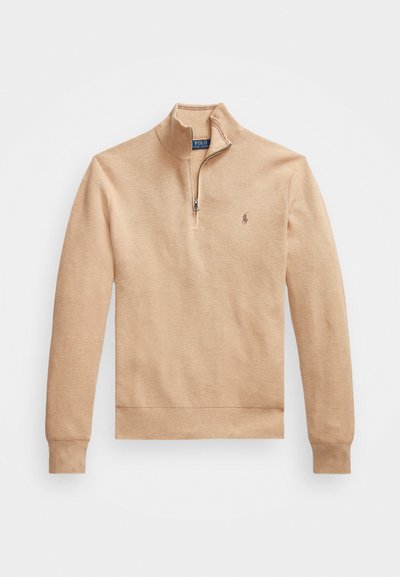 Sweater bege de pullover com colarinho de meio-zíper, punhos e bainha canelados, apresentando um tecido texturizado e um pequeno logotipo no lado esquerdo do peito.