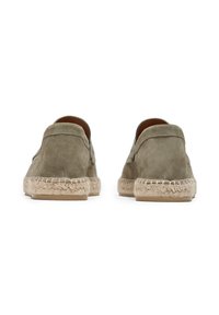 Zapatos de ante verdes tipo slip-on con suela de cuerda de yute, con puntera redondeada y costuras en los laterales.