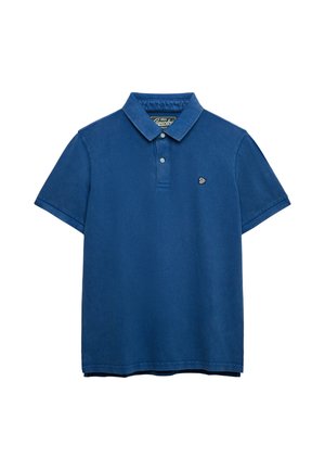 Blå polo t-shirt med korte ærmer, to knapper og lille broderet logo på venstre bryst.