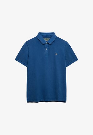 Blå polo t-shirt med korte ærmer, to knapper og lille broderet logo på venstre bryst.