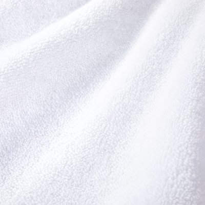 Λευκό ύφασμα από περκάλι με απαλή, υφή στην επιφάνεια, με σταθερή πυκνότητα και απαλές πτυχές, δημιουργώντας μια ομαλή, κυματιστή εμφάνιση.