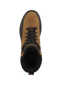 Bota de senderismo de ante marrón con cordones negros, cuello acolchado y suela texturizada. Presenta una pestaña de tirón y la marca Geox en el interior.