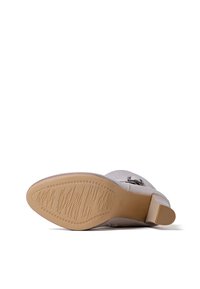 Stivaletto grigio chiaro con tomaia in pelle liscia, tacco basso a blocco, perforazioni circolari e dettaglio con fibbia argentata. Suola in gomma con battistrada.