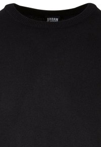 Schwarzer Strickpullover mit rundem Ausschnitt. Der Stoff wirkt glatt und gleichmäßig und weist ein einfaches Design ohne sichtbare Muster oder Akzente auf.