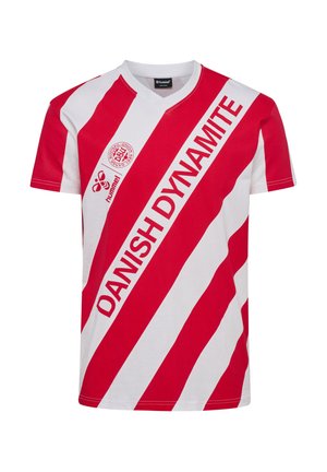 Hvid og rødstribet sportstrøje med "DANISH DYNAMITE" diagonalt i rødt og et rundt logo fra Dansk Boldspil-Union på brystet.