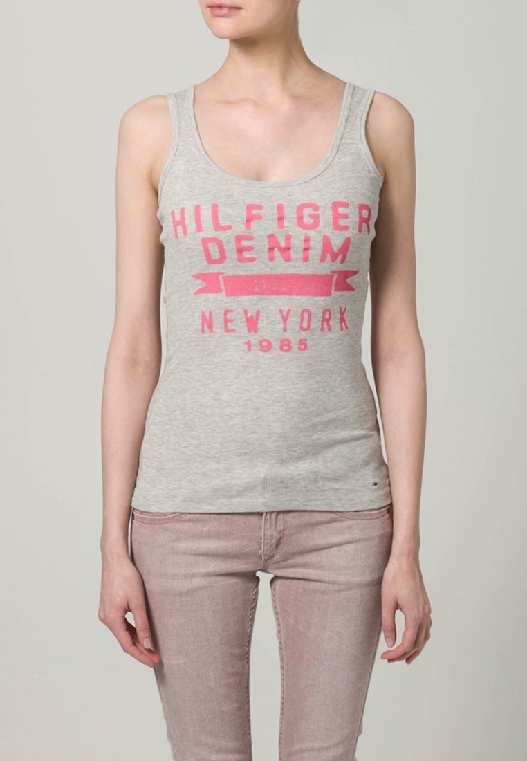 Grå bomullstanktop med fet rosa tryck "HILFIGER DENIM NEW YORK 1985". Enkel design; figurnära passform; inga utsmyckningar.
