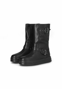 Stivali neri in pelle fino alla caviglia con cinturino a fibbia e dettagli borchiati, caratterizzati da una punta rotonda e una suola spessa per un maggiore comfort.