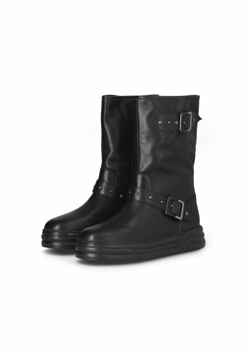 Schwarze Lederstiefeletten mit einem Schnallenriemen und Nietenakzenten, runder Zehenform und einer dicken Sohle für zusätzlichen Komfort.