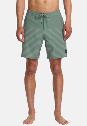 Grüne Schwimmshorts mit horizontalen weißen Streifen, einem Kordelzugbund und einem Logo-Patch. Das Material scheint leicht und schnelltrocknend zu sein.