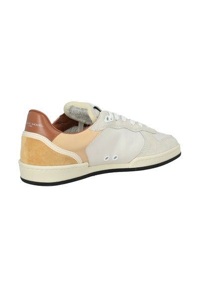 Baskets à lacets combinant cuir et daim dans des tons beige, pêche et marron. Tige texturée avec semelle en caoutchouc et œillets en métal.