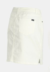 Jupe en denim blanc à coupe droite, deux poches arrière, fentes latérales et une étiquette logo décolorée sur la poche droite. Texture lisse.