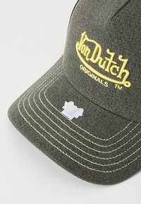 Temnozeleni kap z denima s rumenim vezenim logotipom "Von Dutch Originals", vsebuje kontrastno rumeno šivanje in plastično oznako.