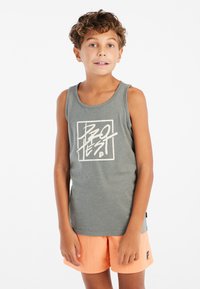 Grijze mouwloze tanktop met een wit grafisch tekstontwerp, gecombineerd met een oranje short. Zacht materiaal, casual pasvorm en ronde halsstijl.