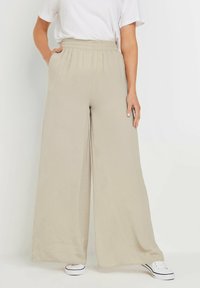 Light beige wide-leg pants made of a soft, breathable material with an elastic waistband and side pockets. Polished, casual design.