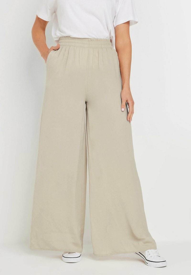 Light beige wide-leg pants made of a soft, breathable material with an elastic waistband and side pockets. Polished, casual design.