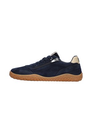Granatowy zamszowy sneaker z gumową podeszwą, bocznym zamkiem, sznurowanym przodem i beżowym akcentem na pięcie na białym tle.