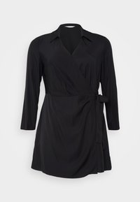 Abito nero avvolgente con maniche lunghe, colletto e dettaglio in vita legato. Realizzato in un tessuto morbido e liscio con silhouette drappeggiata.