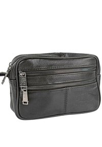 Bolsa de cuero negra con superficie texturizada, dos compartimentos con cremallera y acentos de hardware plateado que presentan el nombre de la marca.