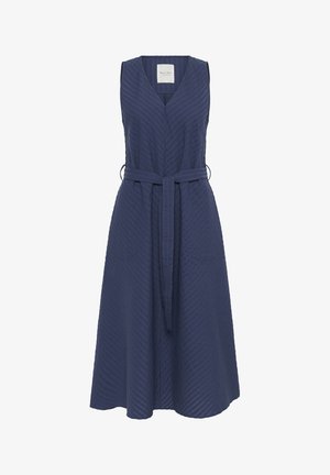 Jūrinės mėlynos spalvos be rankovių apvyniota suknelė su V formos iškirpte, tekstūruota medžiaga, šoninėmis kišenėmis ir reguliuojamu diržu. Suknelė turi platėjančią sijoną.