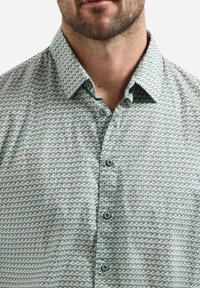 Licht aquakleurig button-up shirt met een herhalend geometrisch patroon in wit en donkergroen. De stof heeft een gladde textuur en een standaard kraag.