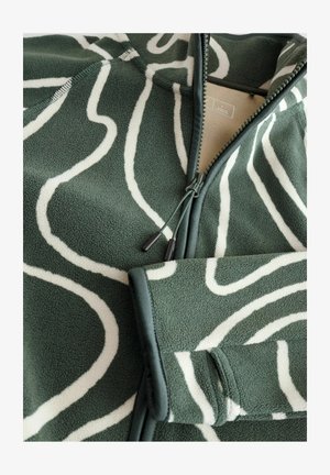 Zelená fleecová bunda s bílým abstraktním vzorem; má celopropínací zip, boční kapsy a texturovaný povrch.