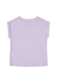 Camiseta de manga corta en color lavanda con cuello redondo, hecha de una tela suave, con un diseño simple y limpio y dobladillo recto.