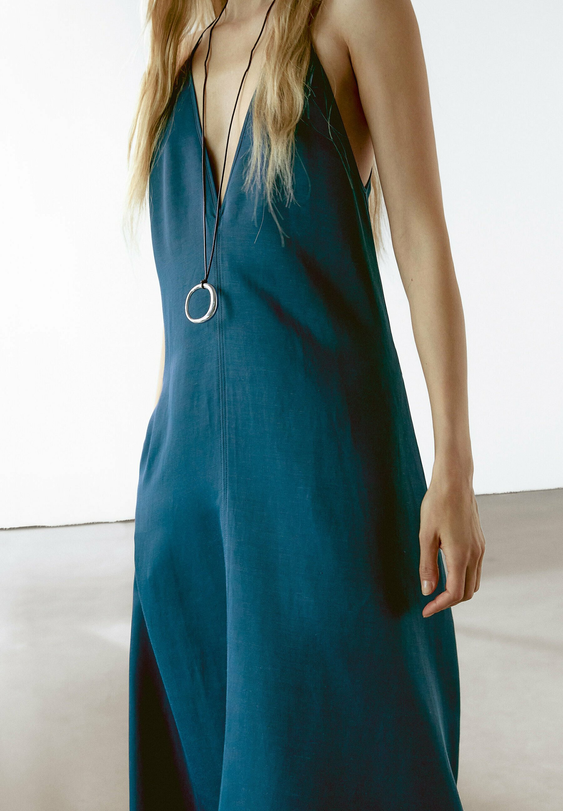 【Massimo Dutti】Long flowing V-neck dress Long flowing V-neck dress · Green · Smart / Dresses And