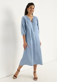 Cellbes of Sweden WITH BUTTONS - Jeansklänning - light blue denim
