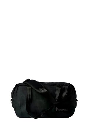 Bolsa duffel negra Cotopaxi con correa ajustable para el hombro y asas de transporte, fabricada con tela resistente, sobre fondo blanco.