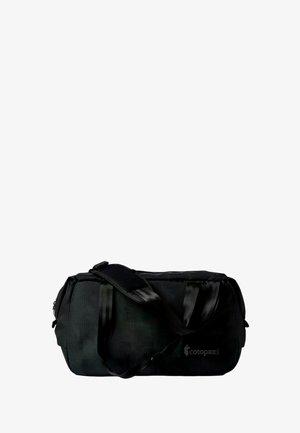 Čierna taška Cotopaxi typu duffel s nastaviteľným ramenným popruhom a rúčkami na prenášanie, vyrobená z odolnej látky, izolovaná na bielom pozadí.