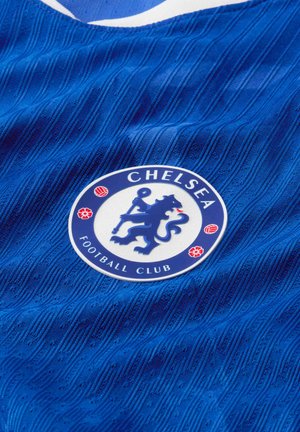 Blaues Trikot des Chelsea Football Clubs mit Vereinswappen, das einen Löwen zeigt, der einen Stab hält, sowie rote florale und Fußball-Ikonen.