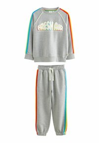 Grijze sweatshirt en bijpassende jogger set. De sweatshirt heeft een "FRESH AIR" print en regenbooggestreepte accenten; de joggers hebben zijzakken en een elastische tailleband.
