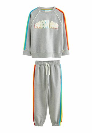 Grauer Pullover und passendes Jogginganzug-Set. Der Pullover hat einen Druck mit "FRESH AIR" und regenbogenfarbene Akzente; die Jogginghose hat seitliche Taschen und einen elastischen Bund.