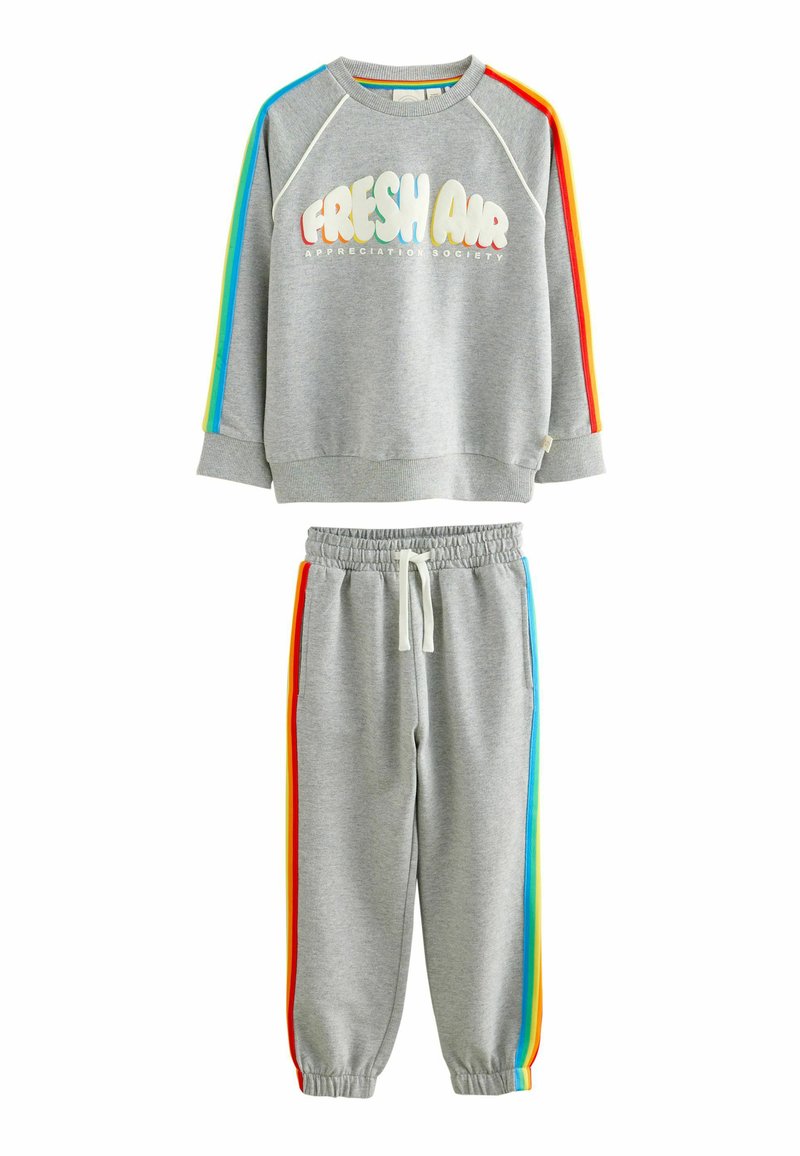 Grijze sweatshirt en bijpassende jogger set. De sweatshirt heeft een "FRESH AIR" print en regenbooggestreepte accenten; de joggers hebben zijzakken en een elastische tailleband.