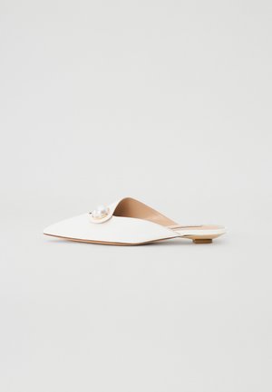 Bijele ravne mule s oštrim vrhom, s kružnim detaljem od bisera i zlatnim hardverom. Glatki materijal s minimalističkim dizajnom.