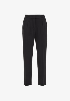 Mustad narmad pehmendatud püksid, millel on ees voldid, vöökoht ja peidetud eesmine kinnitamine.