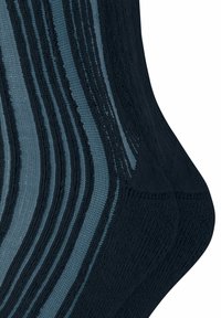 Nahaufnahme einer gestrickten Sockenferse, die ein vertikales Streifenmuster in Dunkel- und Hellblau sowie strukturierte Strickdetails zeigt.