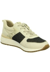 Scarpa sportiva beige e nera con tomaia texturizzata, design con lacci, collo imbottito e suola in gomma flessibile. Presenta cuciture a contrasto.