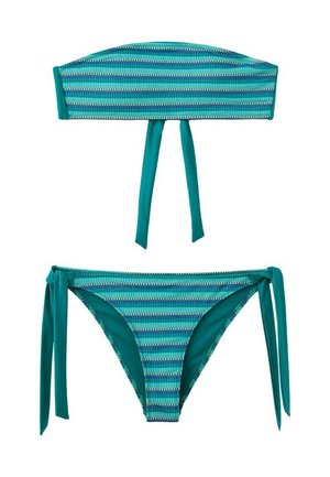 Conjunto de bikini con rayas horizontales azul y verde, top bandeau con lazos en la espalda y braguitas de bikini a juego con lazos laterales, sobre fondo blanco.