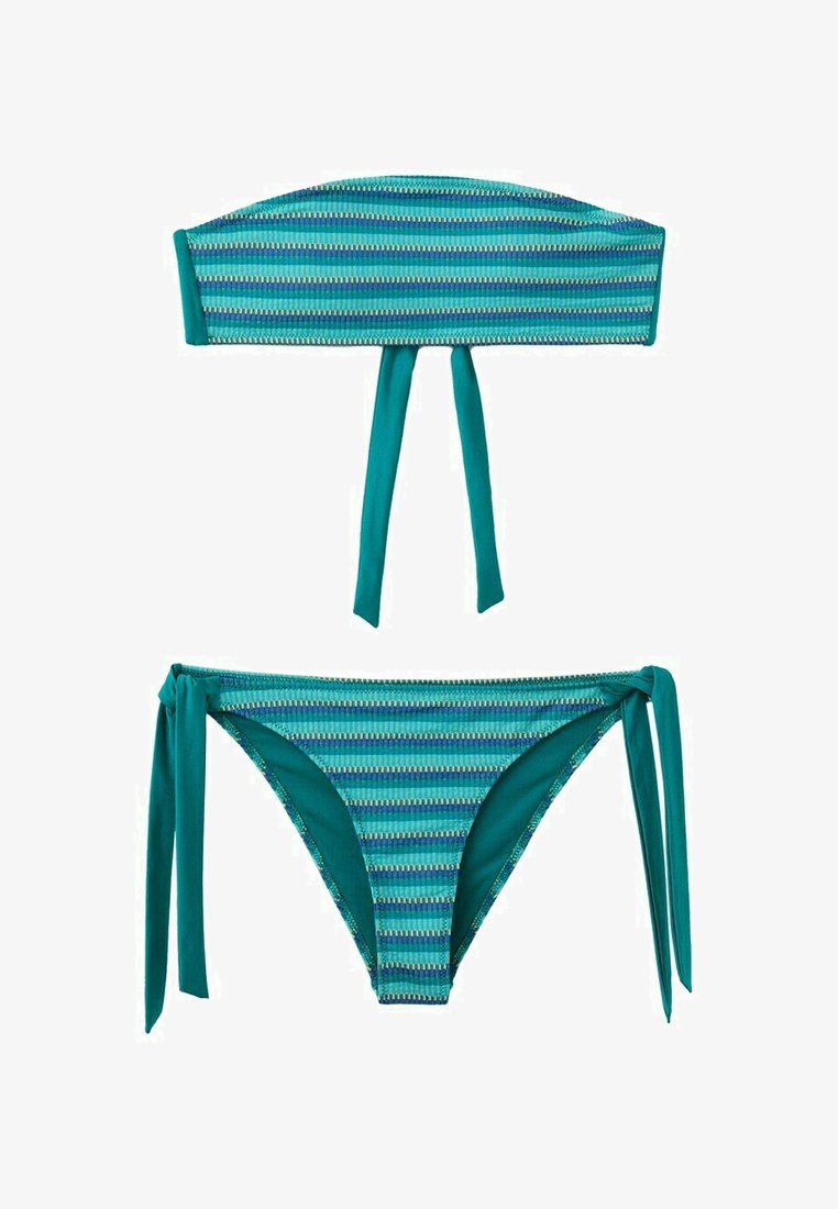 Ensemble bikini avec rayures horizontales bleues et vertes, haut bandeau à nouer dans le dos, et culotte bikini assortie à nouer sur les côtés, sur fond blanc.