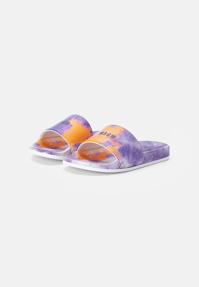 Chinelos de slide em tie-dye roxo e laranja com tiras largas, apresentando uma superfície texturizada e uma sola branca. A marca é visível na tira.