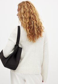 NA-KD MIT ROLLKRAGEN - Svetrík - offwhite